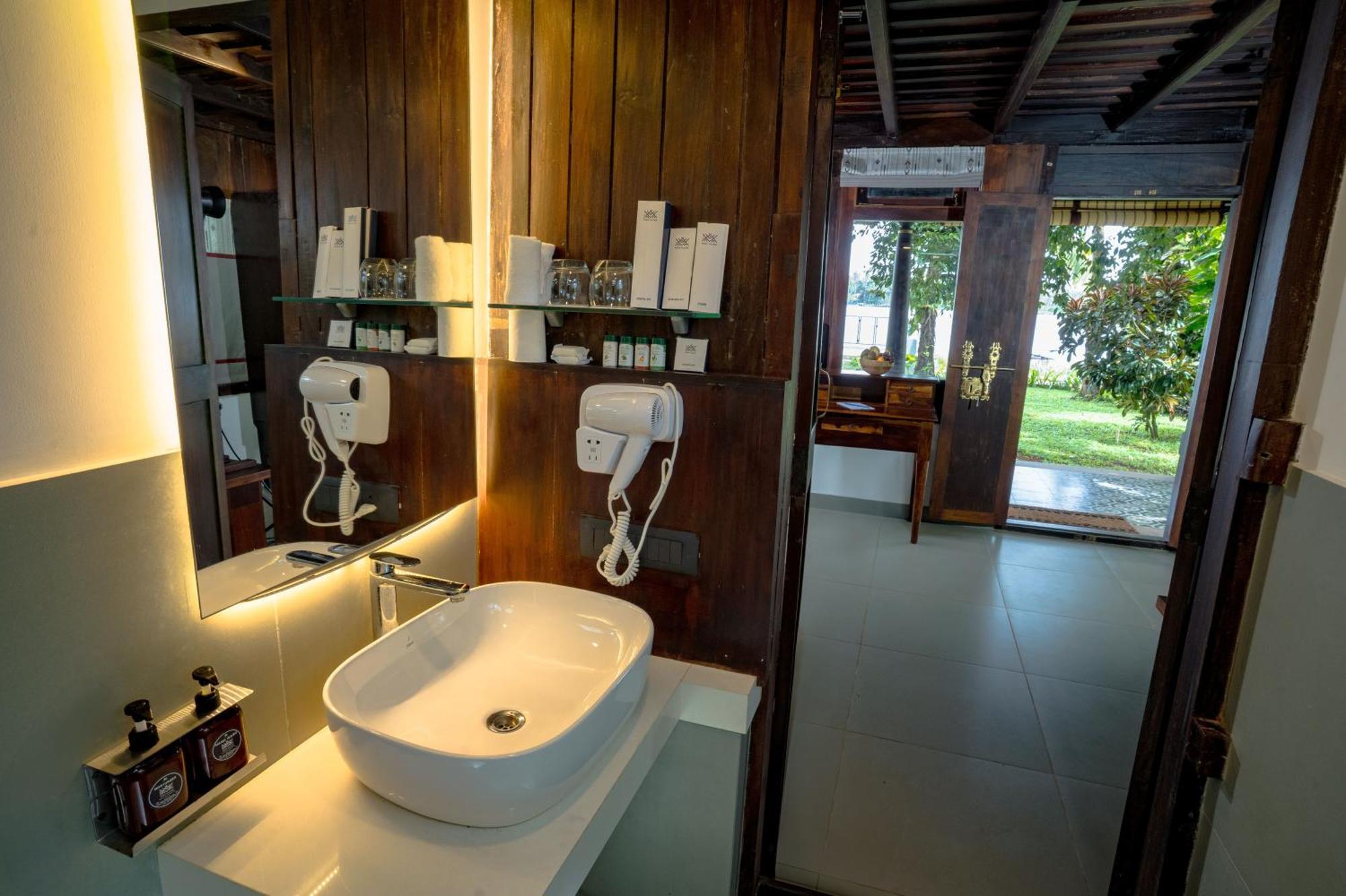 Vedic Village Retreat Kodungallur Kochi Room photo